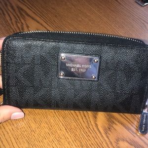 ❌SOLD❌Michael Kors Wristlet